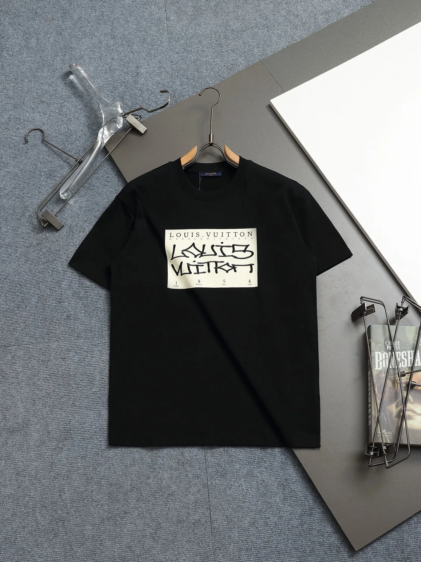 🅿️170 𝐋𝐎𝐔𝐈𝐒 𝐕𝐔𝐈𝐓𝐓𝐎𝐍 𝟐5𝐒𝐒 Printed base embroidered cursive 𝐋𝐨𝐠𝐨 short sleeve 𝐓 shirt Code number: XSSML White Black